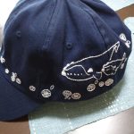 帽子にクジラとお花の刺繍