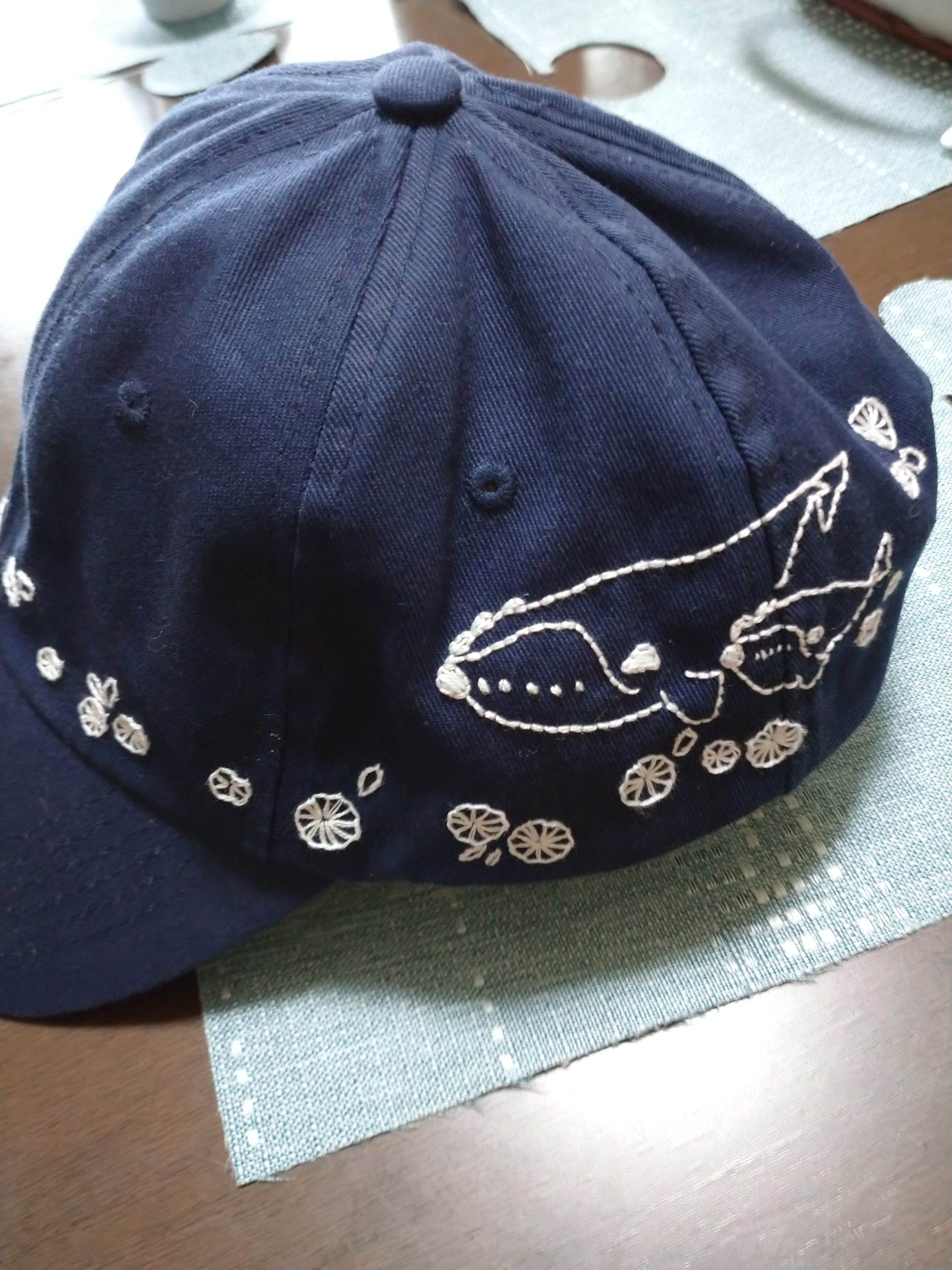 帽子にクジラとお花の刺繍
